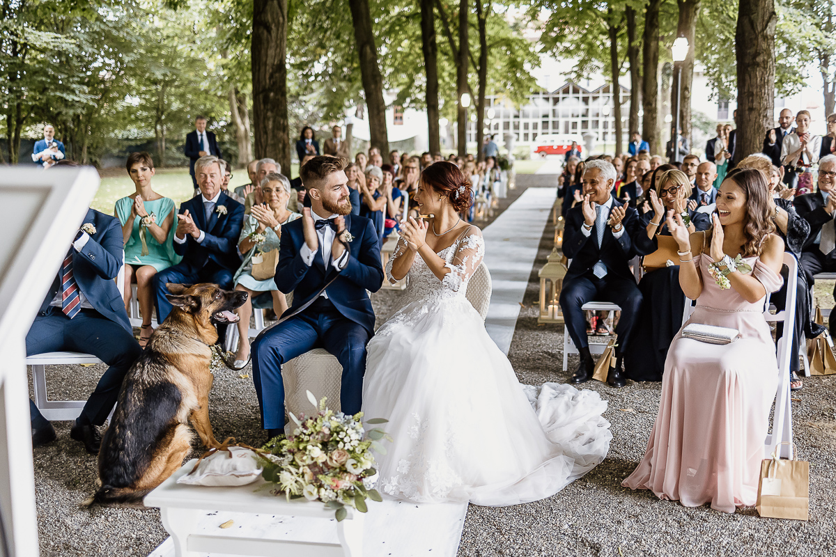 Castello dei Solaro, matrimonio di Noemi e Pietro. Cerimonia. Sposi applaudono e il loro cane pastore tedesco li guarda.