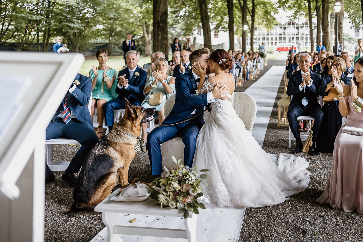Castello dei Solaro, matrimonio di Noemi e Pietro. Cerimonia. Sposi si baciano e il loro cane pastore tedesco li guarda.