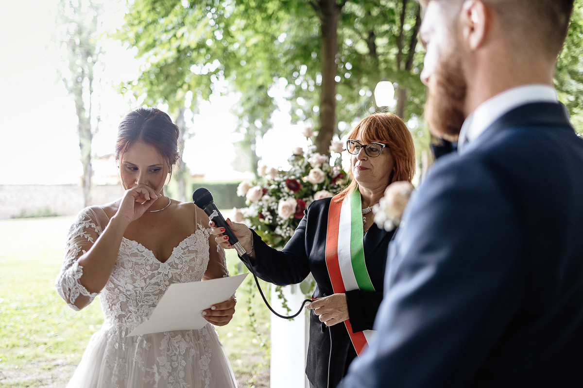 Castello dei Solaro, matrimonio di Noemi e Pietro. Cerimonia. Sposa legge le promesse commossa.