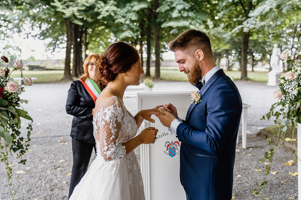 Castello dei Solaro, matrimonio di Noemi e Pietro. Cerimonia. Sposo mette l'anello alla sposa.