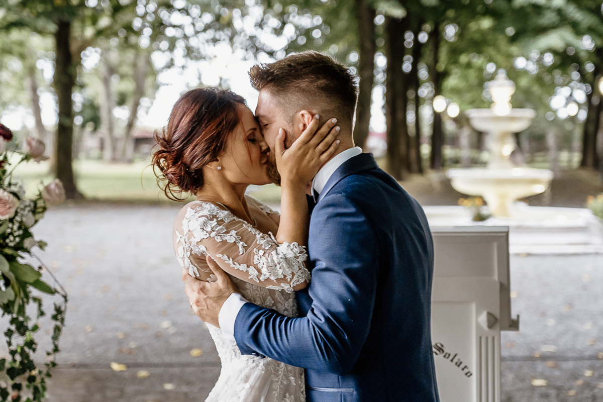 Castello dei Solaro, matrimonio di Noemi e Pietro. Cerimonia. Bacio degli sposi.
