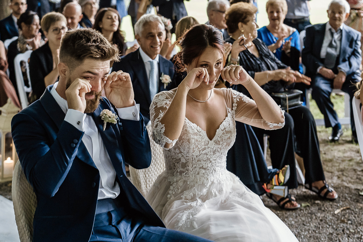 Castello dei Solaro, matrimonio di Noemi e Pietro. Cerimonia. Sposi si asciugano le lacrime in perfetta sincronia.