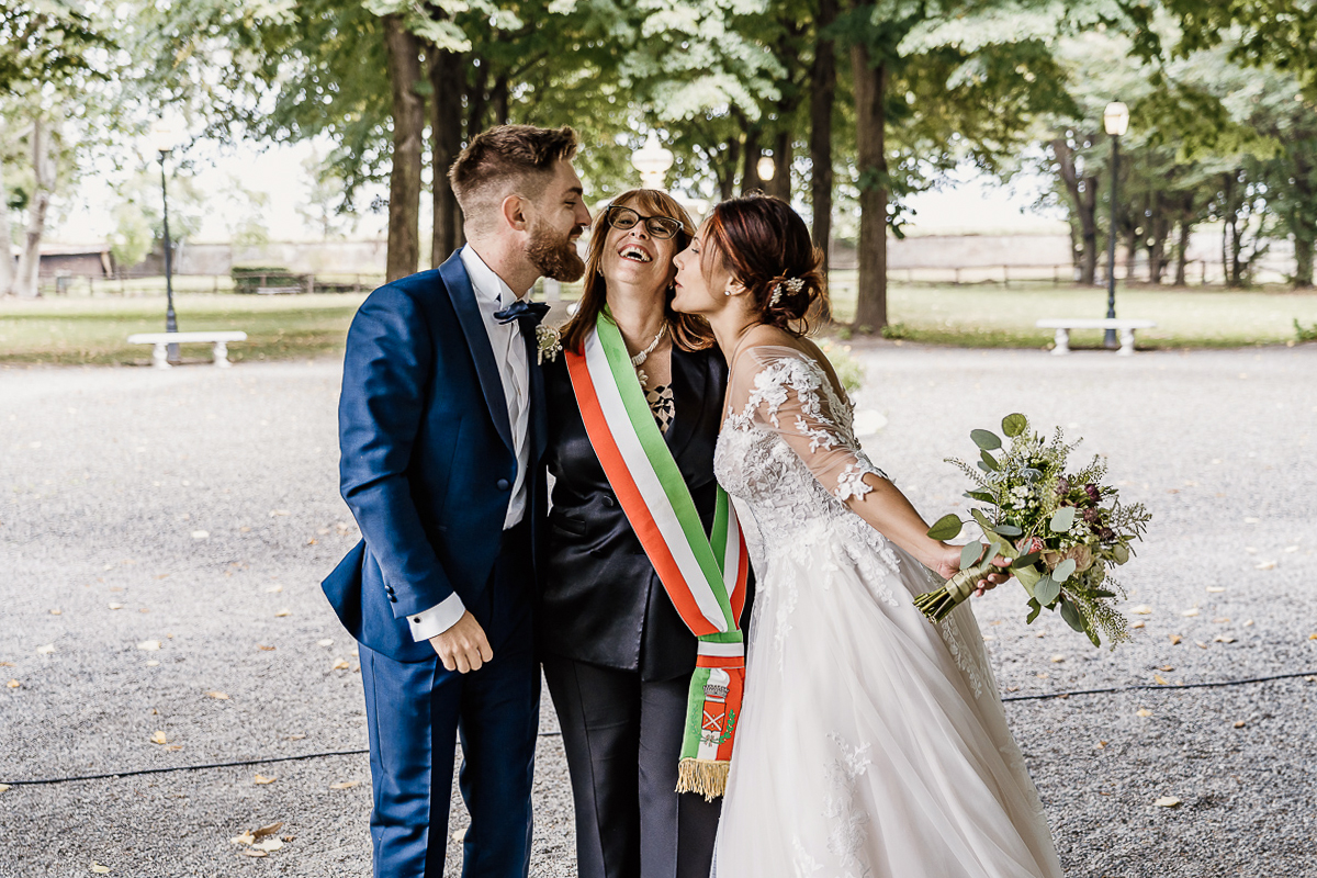 Castello dei Solaro, matrimonio di Noemi e Pietro. Cerimonia. Sposi baciano la sindaca.