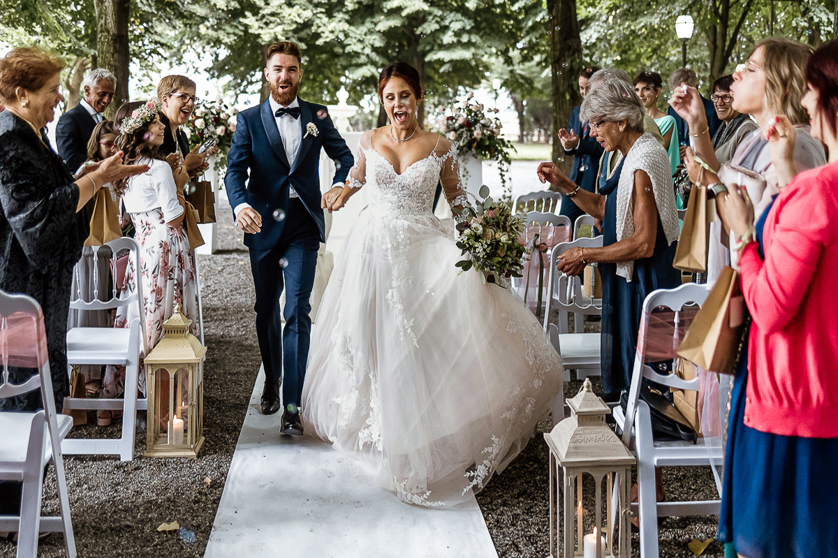 Castello dei Solaro, matrimonio di Noemi e Pietro. Cerimonia. Uscita degli sposi che corrono davanti agli invitati che fanno le bolle.