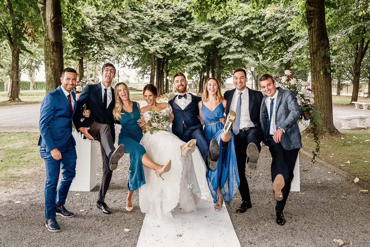 Castello dei Solaro, matrimonio di Noemi e Pietro. Cerimonia. Foto di gruppo con gli amici.