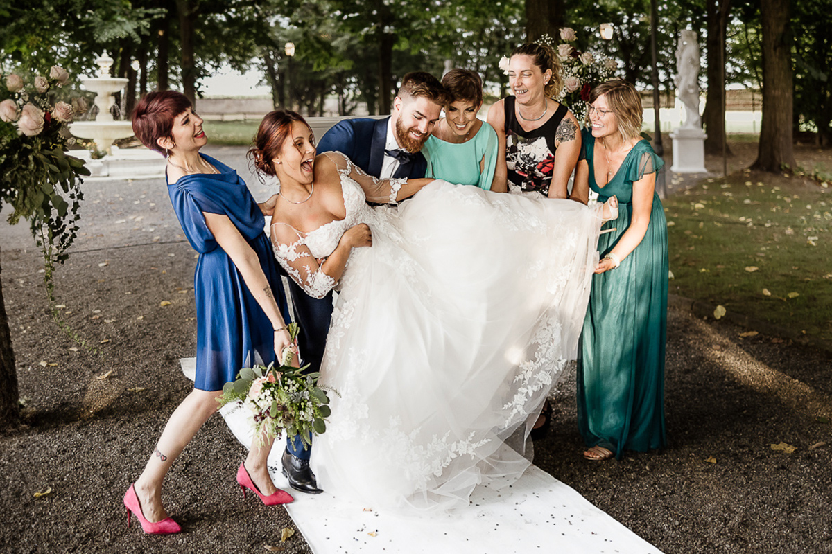 Castello dei Solaro, matrimonio di Noemi e Pietro. Cerimonia. Foto di gruppo con le amiche.