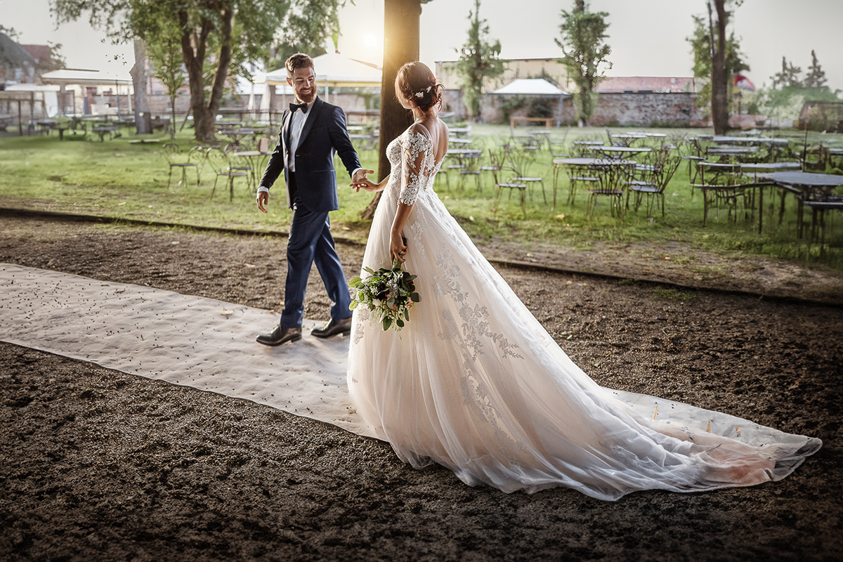Castello dei Solaro, matrimonio di Noemi e Pietro. Cerimonia. Sposi escono tenendosi per mano.