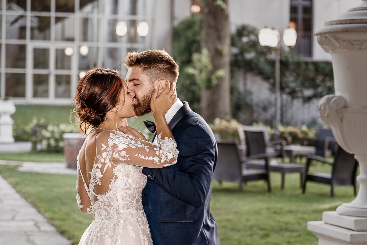 Castello dei Solaro, matrimonio di Noemi e Pietro. Sessione fotografica di coppia. Bacio
