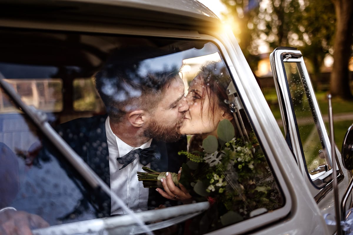Castello dei Solaro, matrimonio di Noemi e Pietro. Sessione fotografica di coppia. Bacio nel Van Wolkswagen