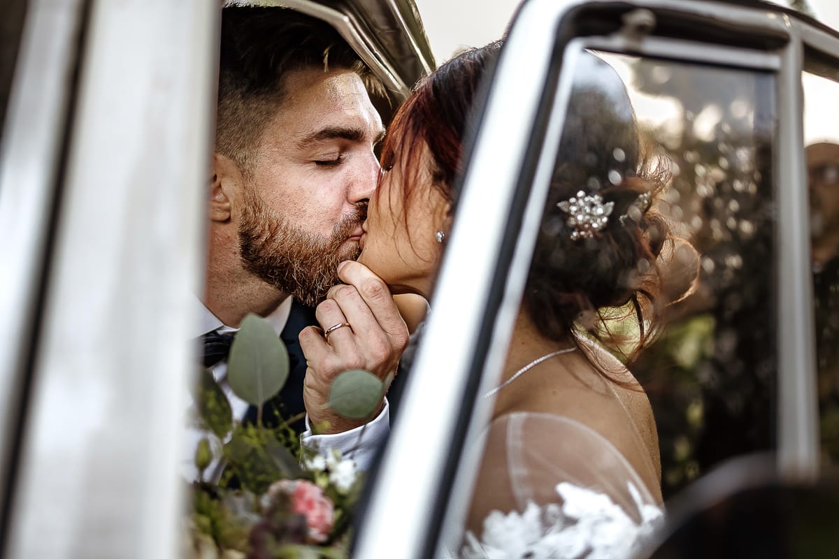 Castello dei Solaro, matrimonio di Noemi e Pietro. Sessione fotografica di coppia. Bacio nel Van Wolkswagen
