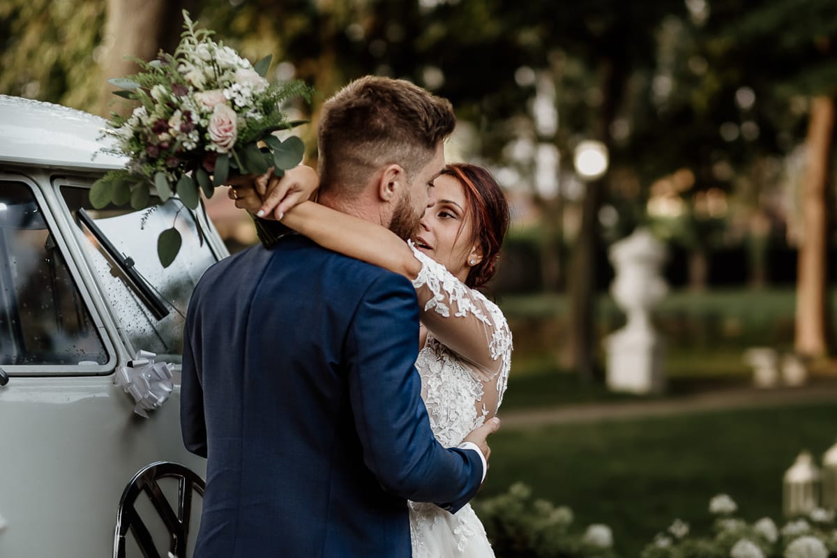 Castello dei Solaro, matrimonio di Noemi e Pietro. Sessione fotografica di coppia. Sposi abbracciati al tramonto