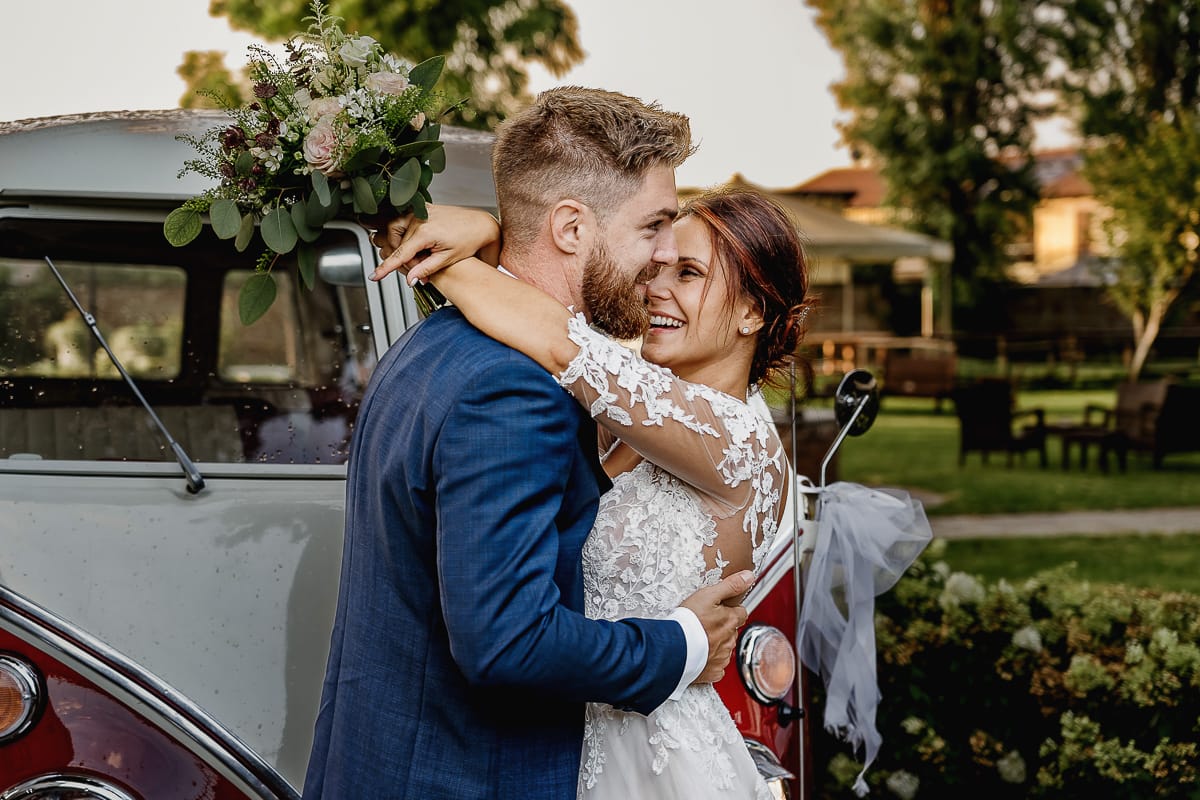 Castello dei Solaro, matrimonio di Noemi e Pietro. Sessione fotografica di coppia. Sposi abbracciati