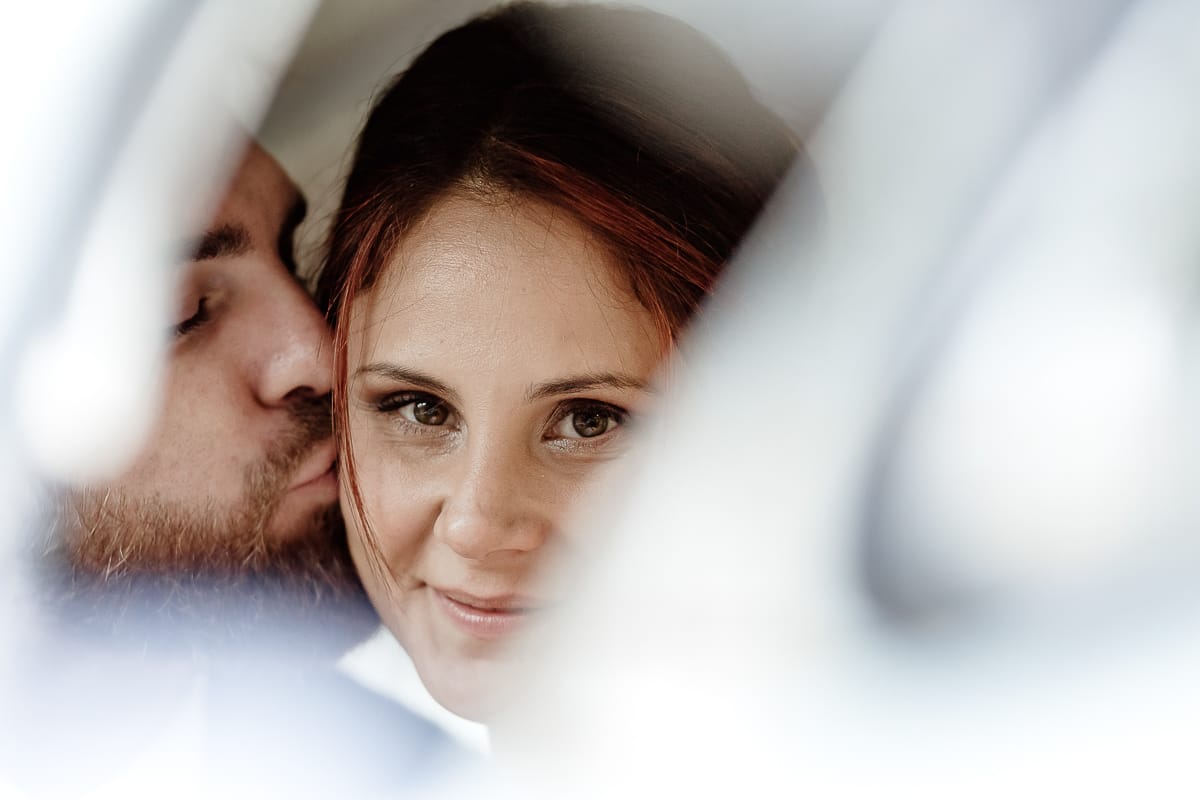Castello dei Solaro, matrimonio di Noemi e Pietro. Sessione fotografica di coppia. sposo bacia la sposa sulla guancia