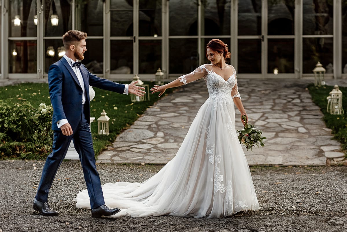 Castello dei Solaro, matrimonio di Noemi e Pietro. Sessione fotografica di coppia. Sposa cammina trascinando lo sposo.