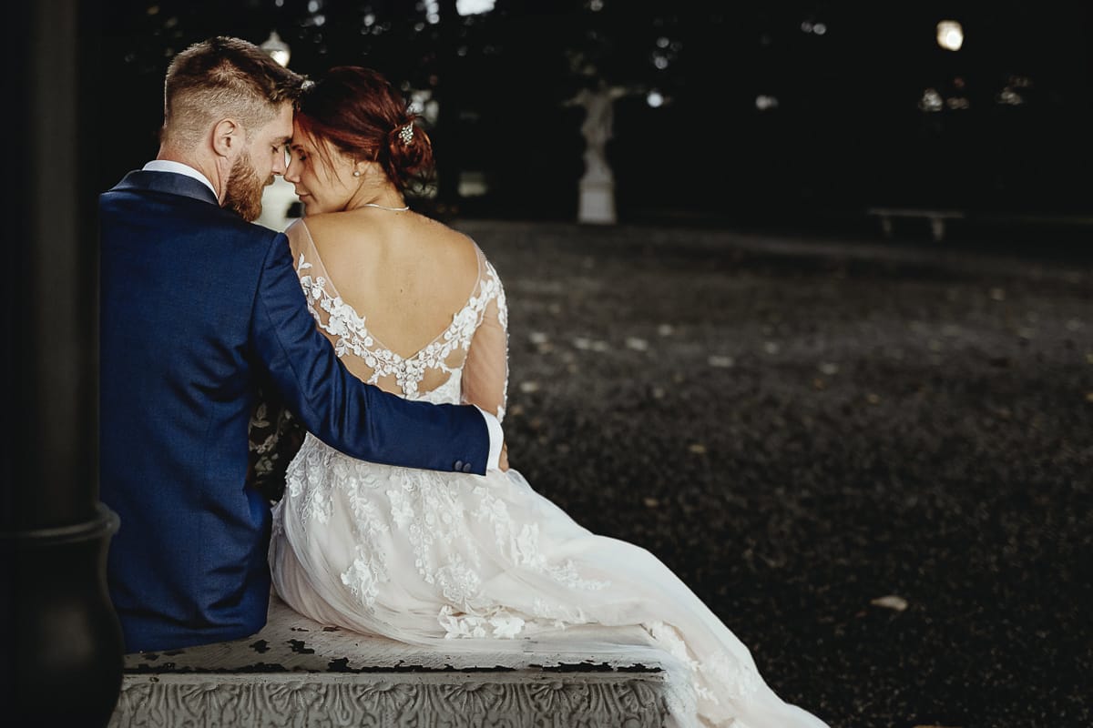 Castello dei Solaro, matrimonio di Noemi e Pietro. Sessione fotografica di coppia. Sposi seduiti su di una panchina. Visti da dietro