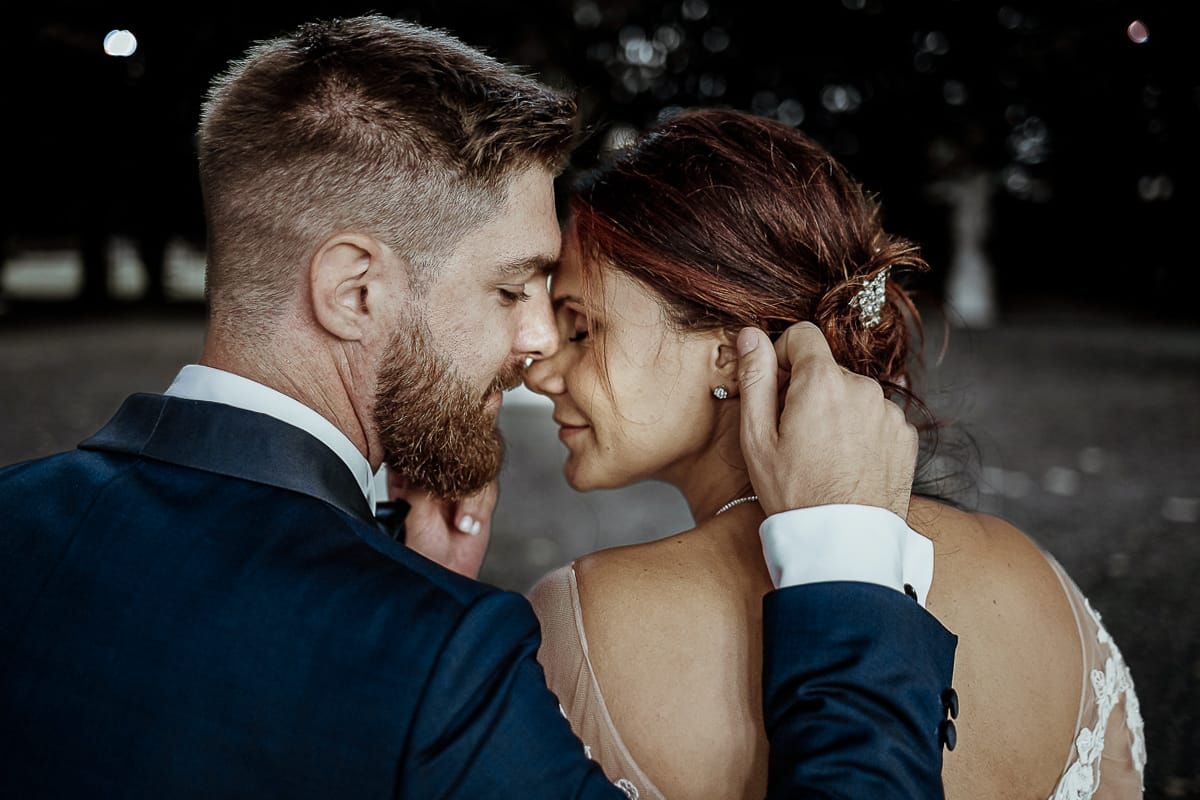 Castello dei Solaro, matrimonio di Noemi e Pietro. Sessione fotografica di coppia. Sposi seduiti su di una panchina. Visti da dietro