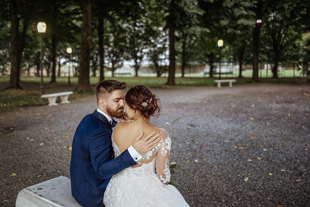Castello dei Solaro, matrimonio di Noemi e Pietro. Sessione fotografica di coppia. Sposi seduiti su di una panchina.
