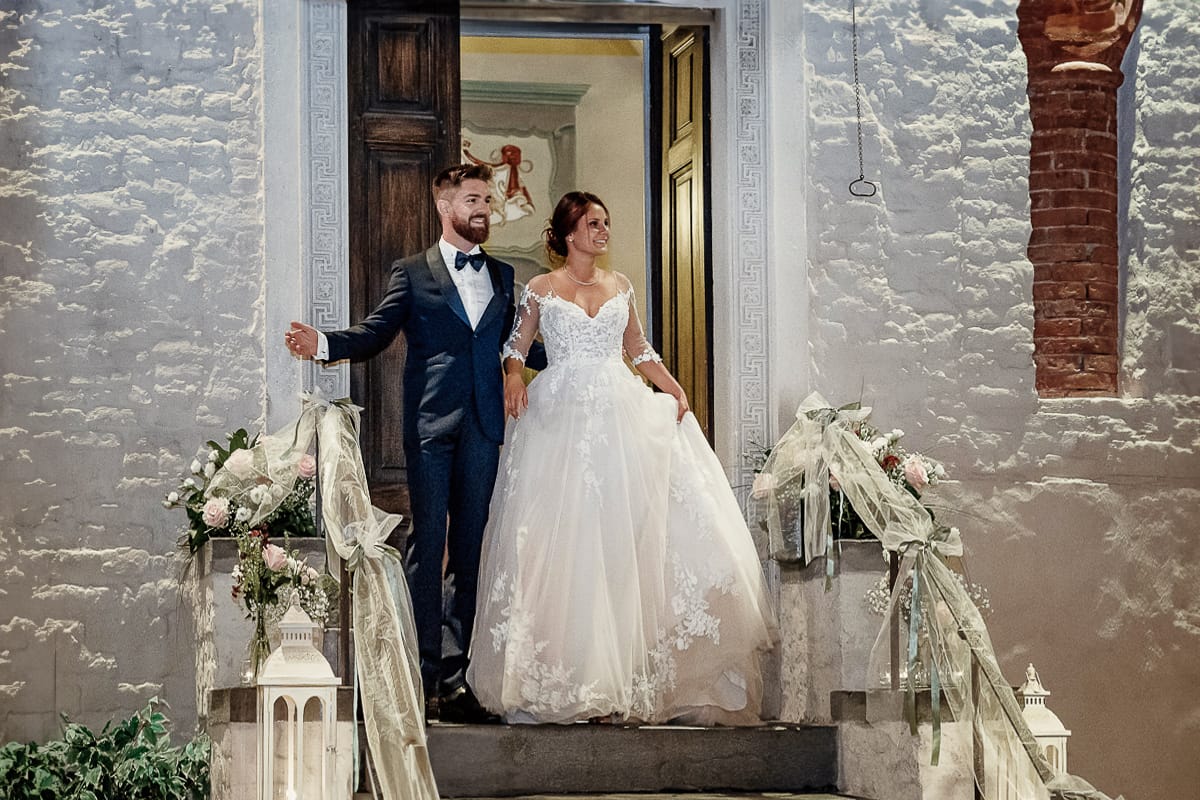 Castello dei Solaro, matrimonio di Noemi e Pietro. Cena. ingresso degli sposi in sala.