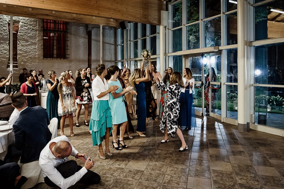 Castello dei Solaro, matrimonio di Noemi e Pietro. Cena. le ragazze saltano per prendere il bouquet