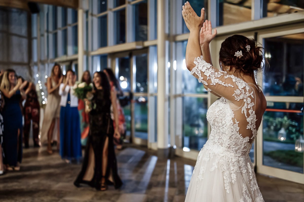 Castello dei Solaro, matrimonio di Noemi e Pietro. Cena. Sposa applaude alla ragazza che ha preso il bouquet