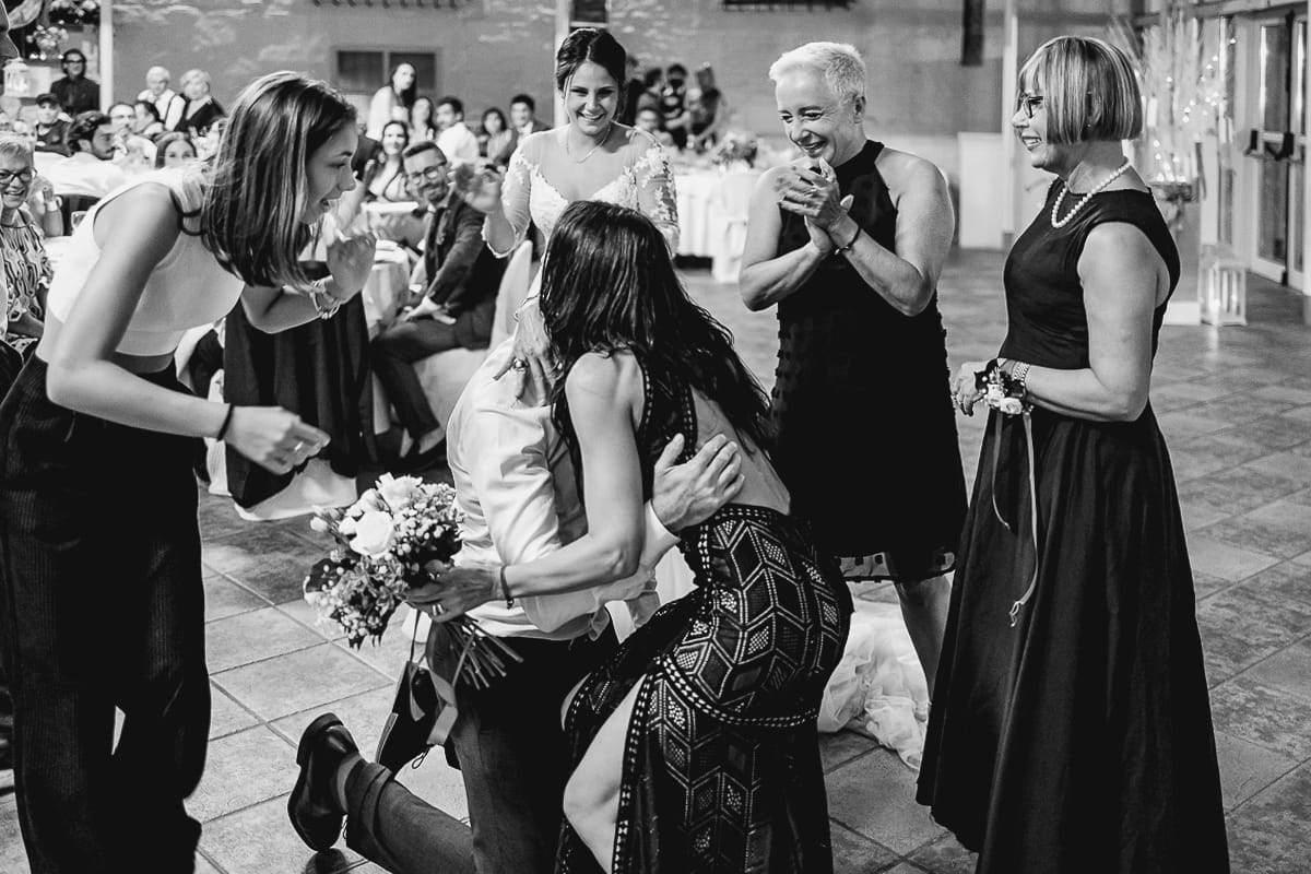 Castello dei Solaro, matrimonio di Noemi e Pietro. Cena. Fidanzato della ragazza che ha preso il bouquet si inginocchia e le fa la dichiarazione.