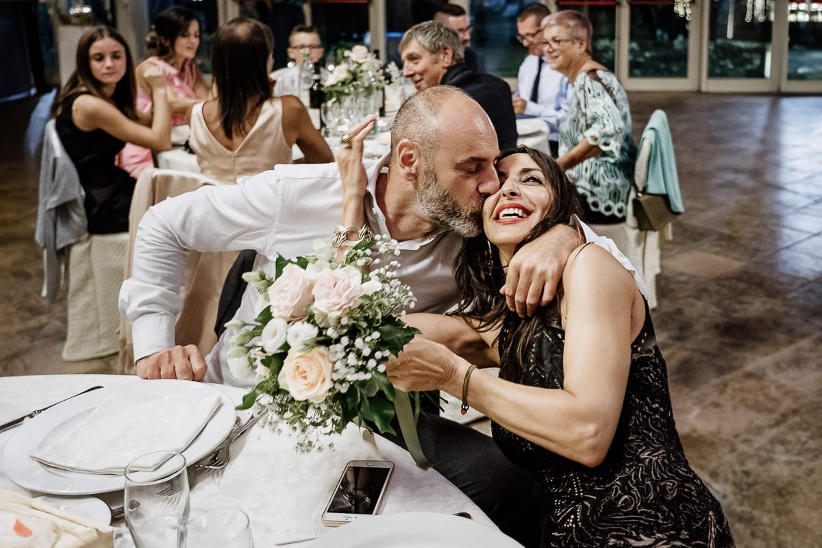 Castello dei Solaro, matrimonio di Noemi e Pietro. Cena. Bacio del fidanzato alla ragazza che ha preo il bouquet.