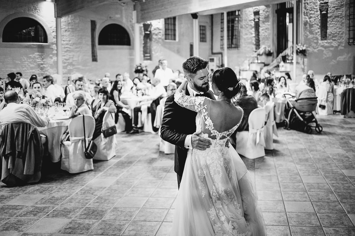 Castello dei Solaro, matrimonio di Noemi e Pietro. Cena. Ballo degli sposi davanti agli invitati.