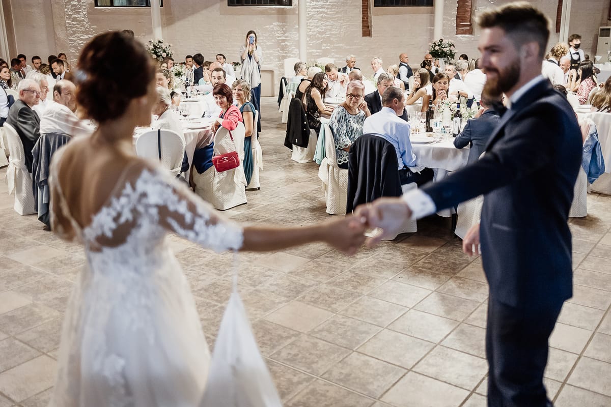 Castello dei Solaro, matrimonio di Noemi e Pietro. Cena. ballo degli sposi davanti agli invitati.