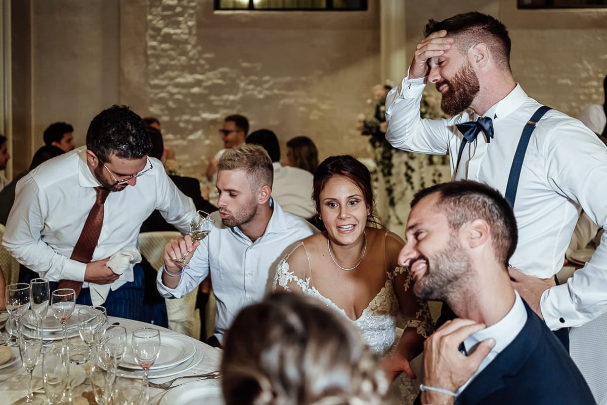Castello dei Solaro, matrimonio di Noemi e Pietro. Cena. sposi con gli amici.