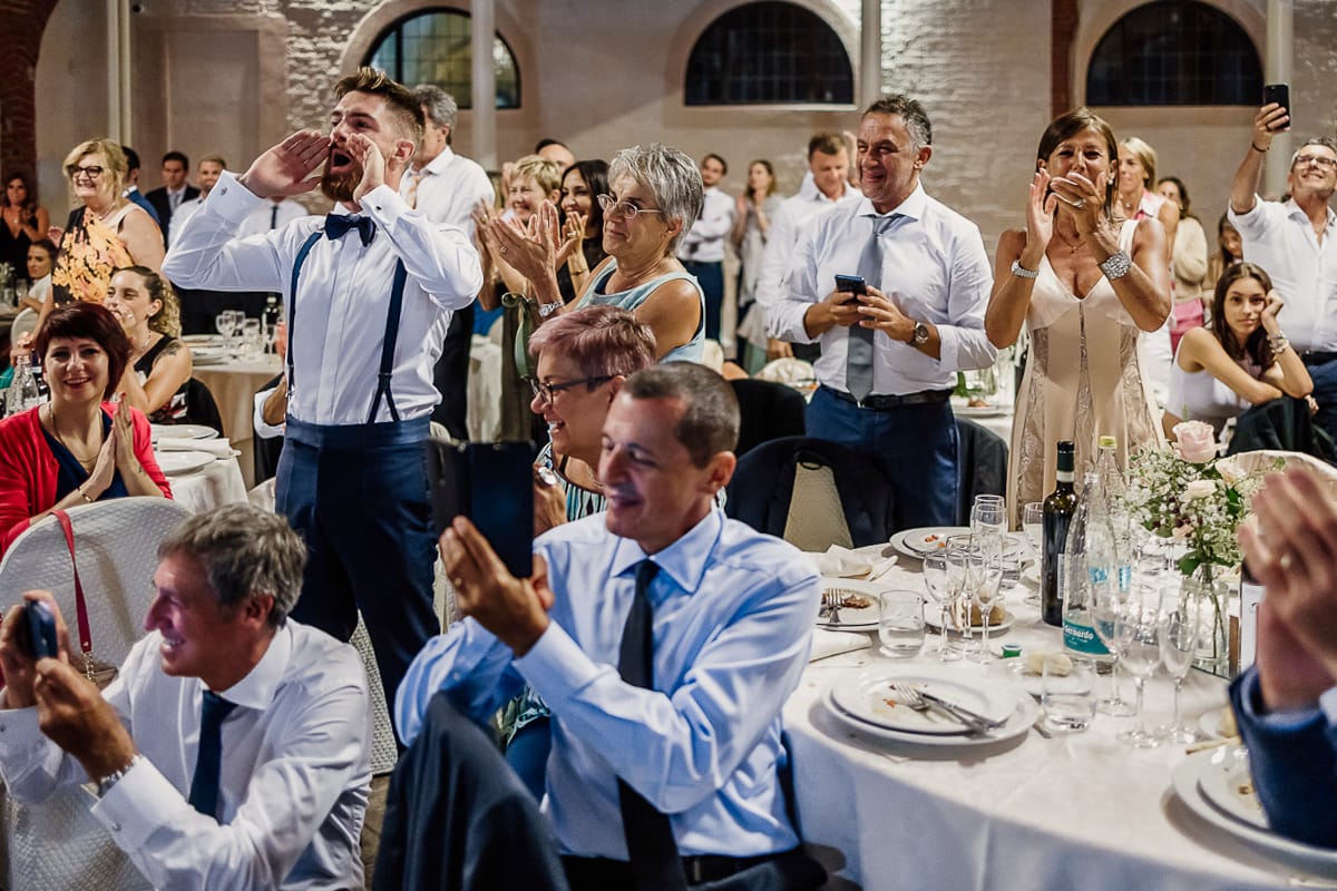 Castello dei Solaro, matrimonio di Noemi e Pietro. Cena. esibizione del padre della sposa con due amici. Imitano i cugini di campagna, creando il gruppo i cugini di Carmagnola. Gli invitati appaludono.