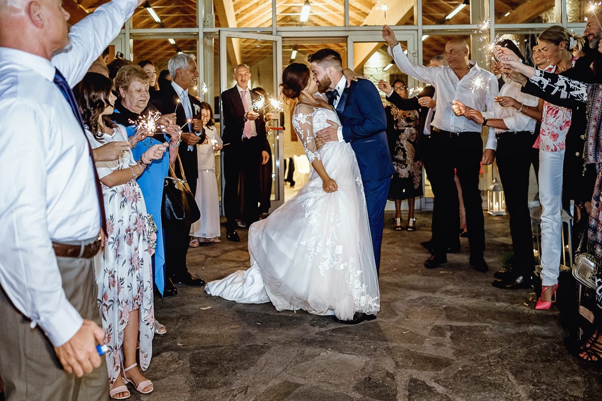 Castello dei Solaro, matrimonio di Noemi e Pietro. Sparkling exit. Bacio degli sposi.