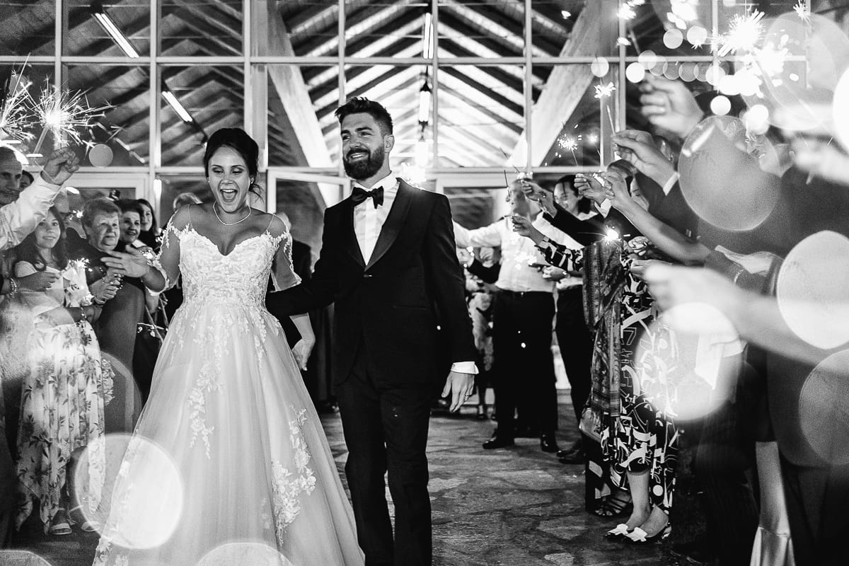 Castello dei Solaro, matrimonio di Noemi e Pietro. Sparkling exit. Bianco e nero.