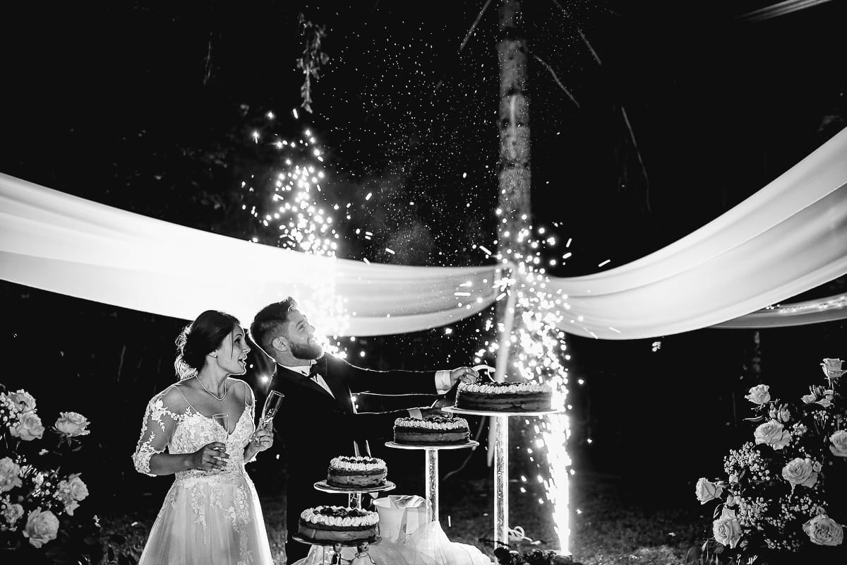 Castello dei Solaro, matrimonio di Noemi e Pietro. Taglio della torta. Sposo stappa la bottiglia di spumante.
