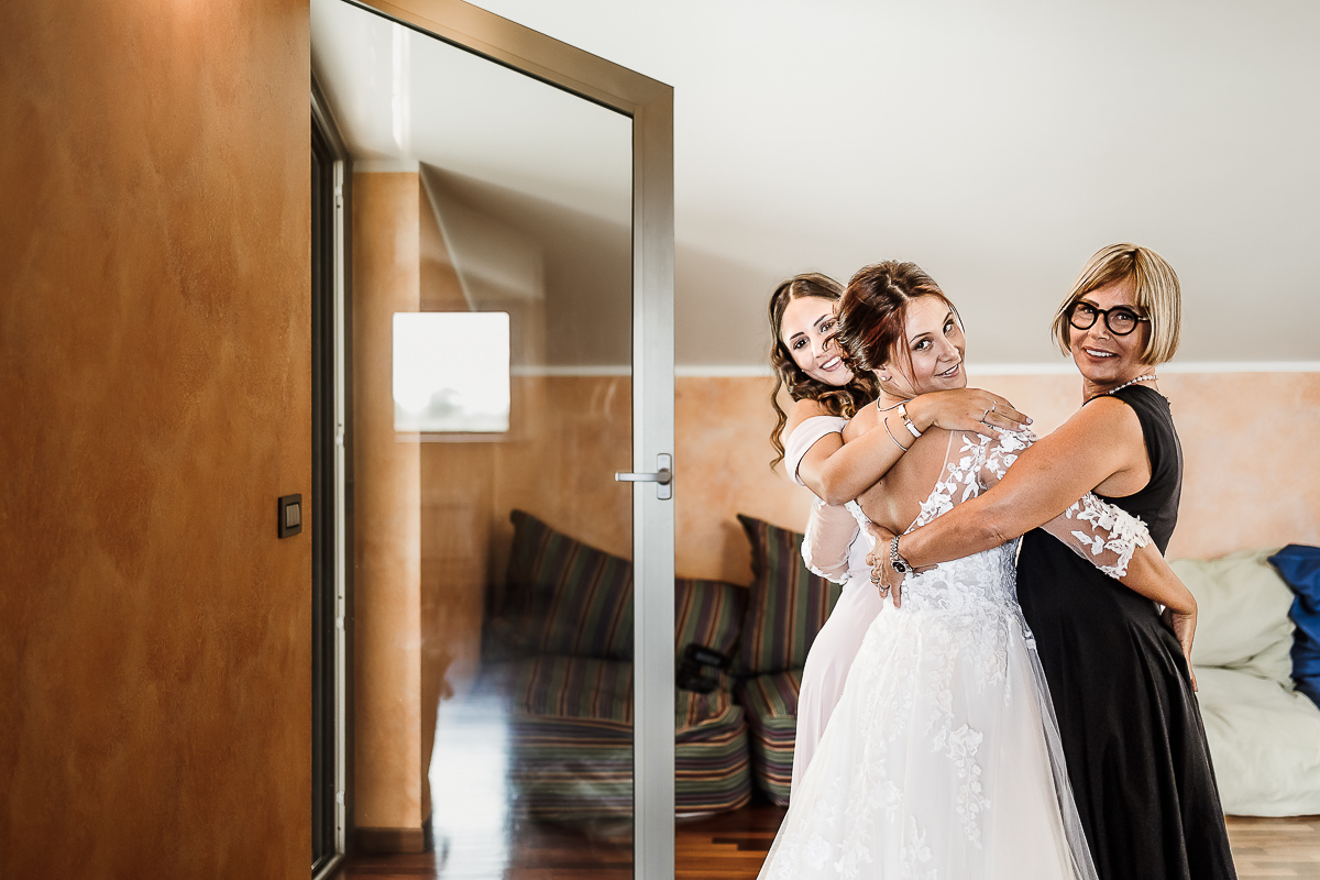 Castello dei Solaro, matrimonio di Noemi e Pietro. Preparazione della sposa. Sposa abbraccia mamma e sorella