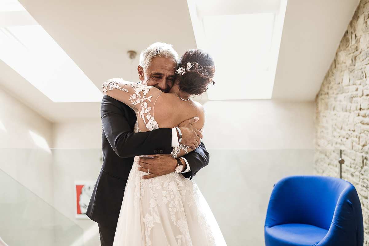 Castello dei Solaro, matrimonio di Noemi e Pietro. Preparazione della sposa. Sposa abbraccia il padre
