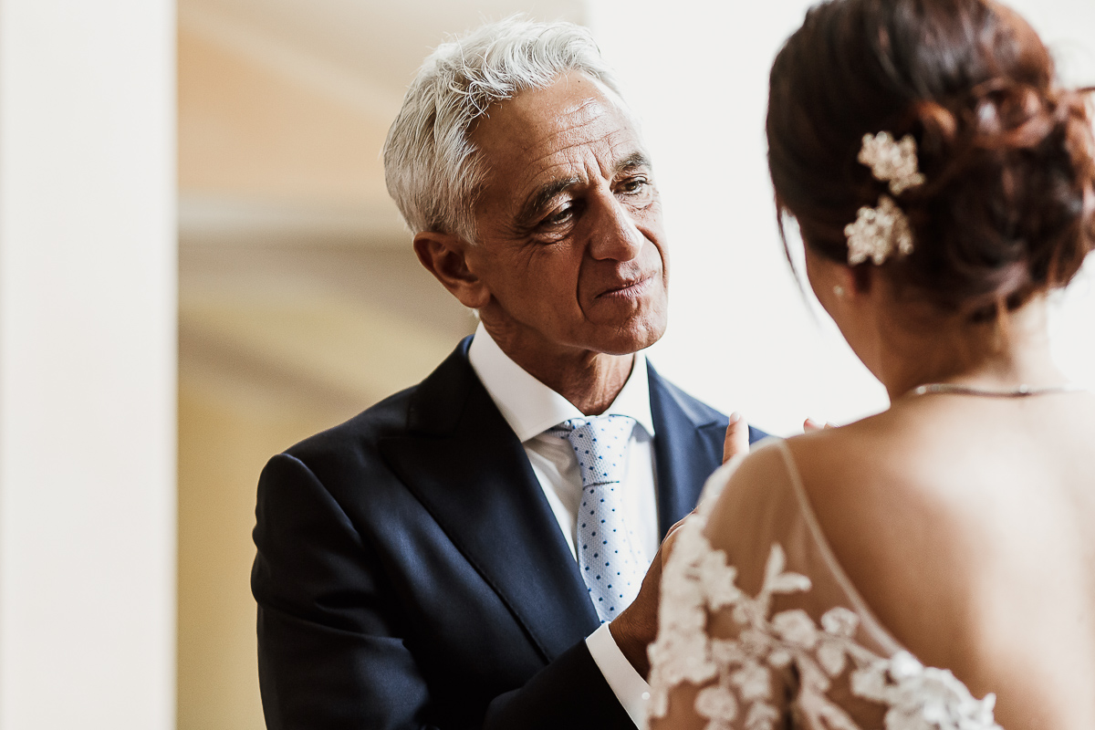 Castello dei Solaro, matrimonio di Noemi e Pietro. Preparazione della sposa. Padre guarda dolcemente la sposa