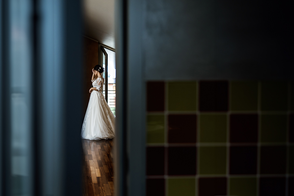 Castello dei Solaro, matrimonio di Noemi e Pietro. Preparazione della sposa. Ritratto della sposa attraverso la porta del bagno.