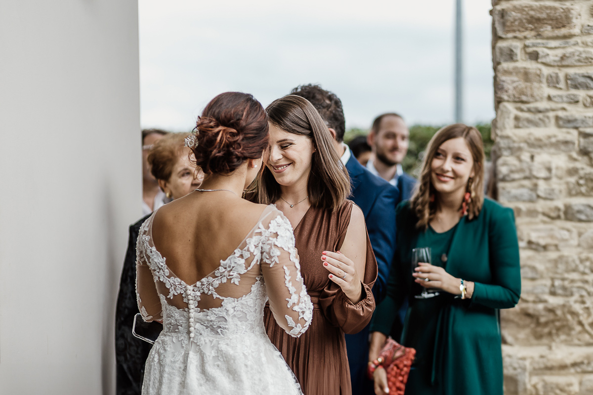 Castello dei Solaro, matrimonio di Noemi e Pietro. Preparazione della sposa. Piccolo rinfresco in giardino. sposa con le amiche.