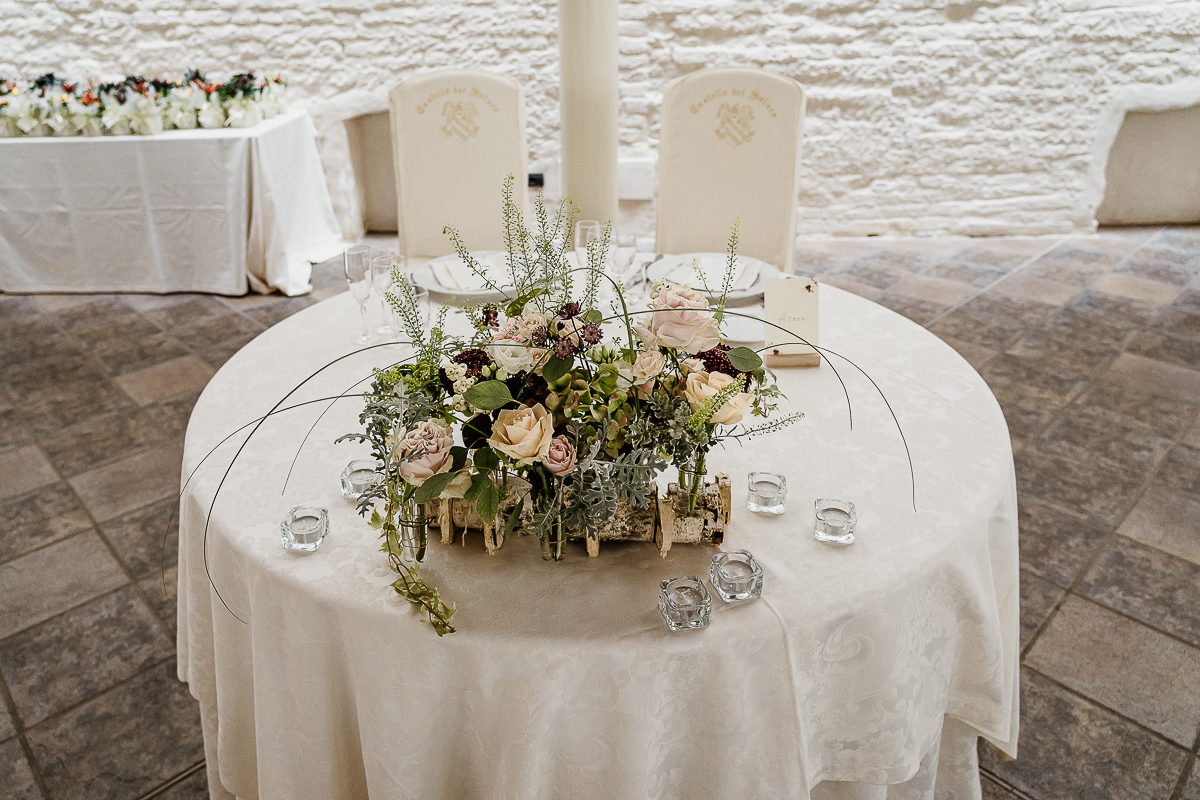 Castello dei Solaro, matrimonio di Noemi e Pietro. Sala, tavolo degli sposi