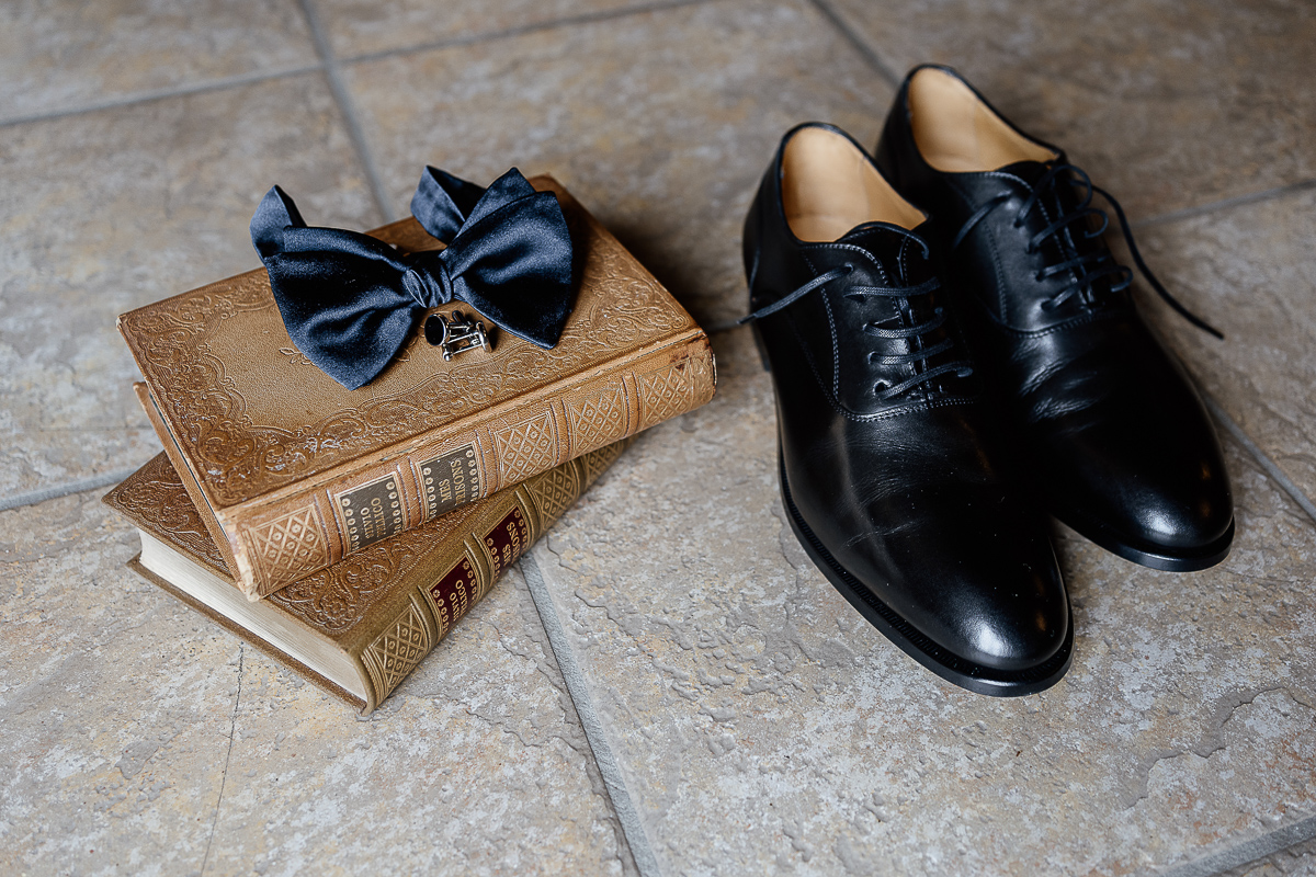 Castello dei Solaro, matrimonio di Noemi e Pietro. Preparazione dello sposo. Accessori, papillon e scarpe.