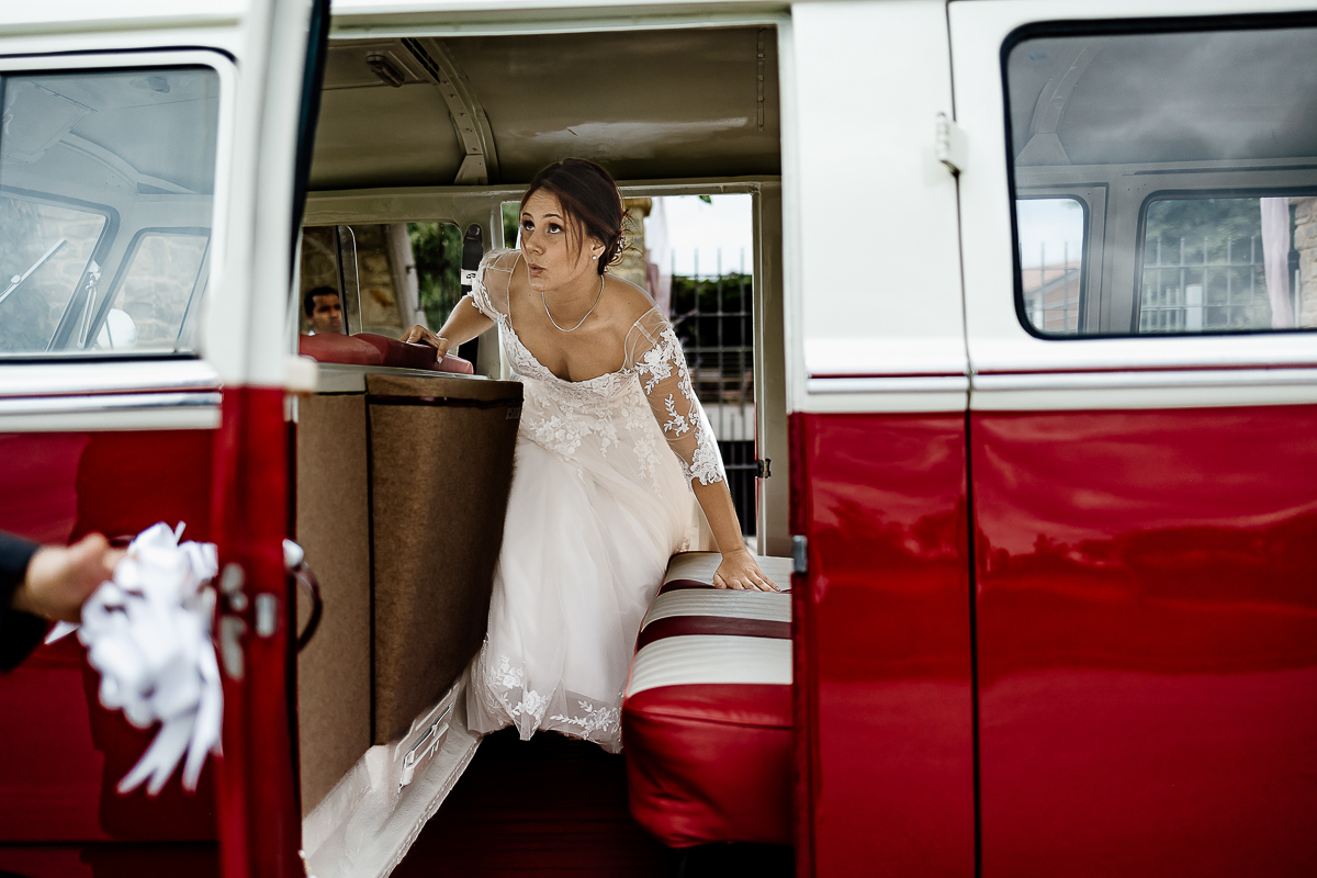 Castello dei Solaro, matrimonio di Noemi e Pietro. Preparazione della sposa. Sposa sale sul van Wolkswagen rosso