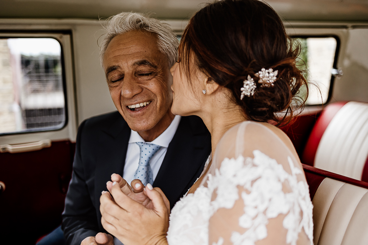 Castello dei Solaro, matrimonio di Noemi e Pietro. Preparazione della sposa. Sposa sul Van Wokswagen rosso bacia il padre.