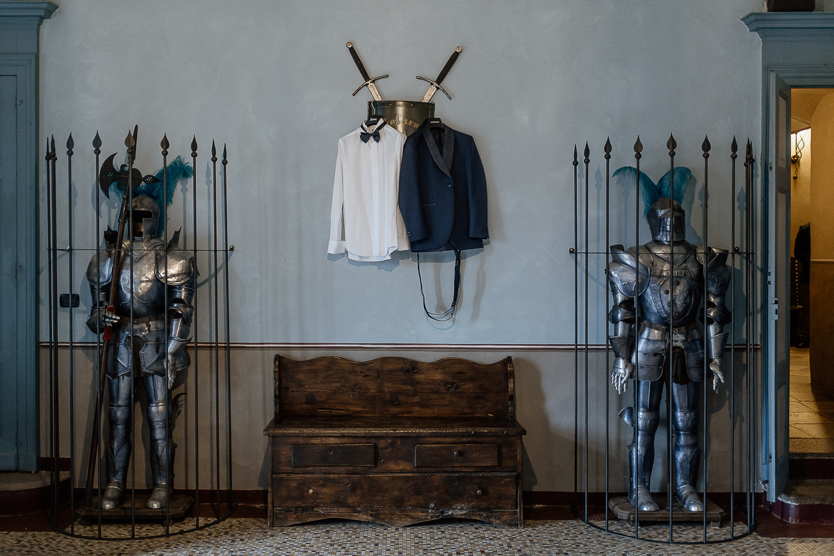 Castello dei Solaro, matrimonio di Noemi e Pietro. Preparazione dello sposo.Abito e camicia dello sposo appesi alle spade tra le armature.