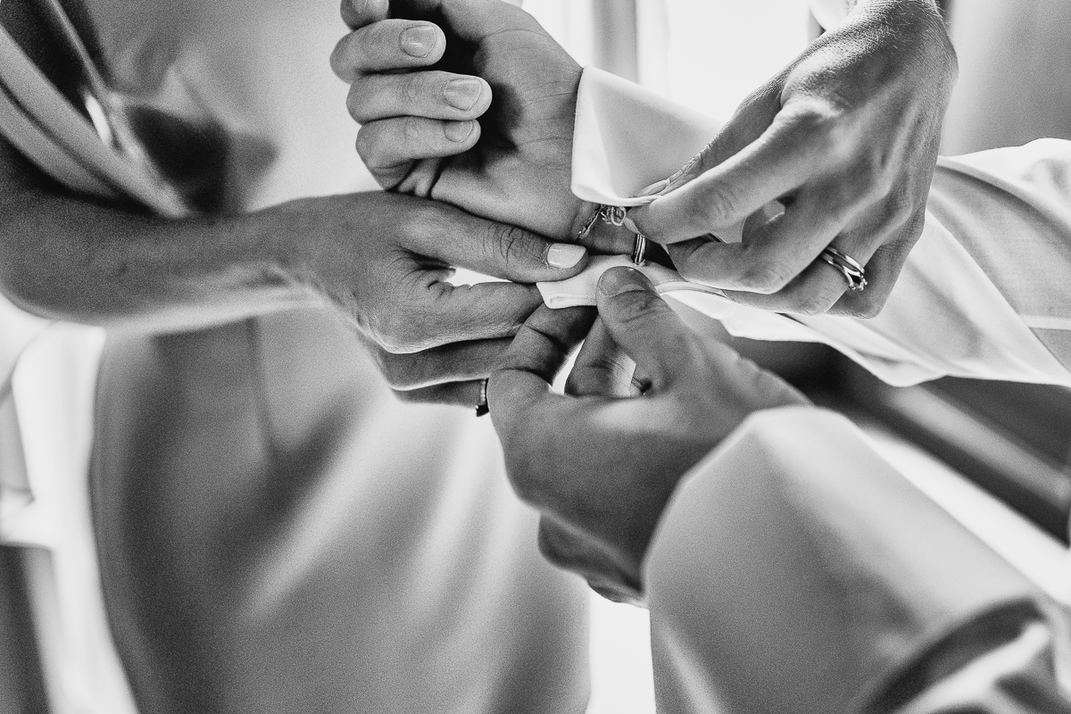 Castello dei Solaro, matrimonio di Noemi e Pietro. Preparazione dello sposo. Sorella mette i gemelli al polso della camicia.