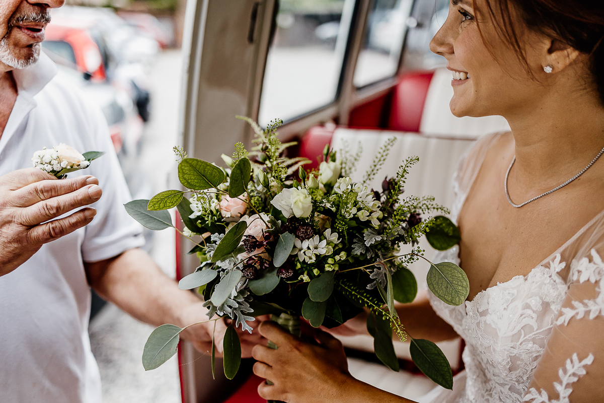 Castello dei Solaro, matrimonio di Noemi e Pietro. Cerimonia.Sposa riceve il bouquet dal fiorista.