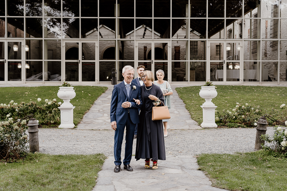 Castello dei Solaro, matrimonio di Noemi e Pietro. Cerimonia. Entrata del papà dello sposo con la mamma della sposa.