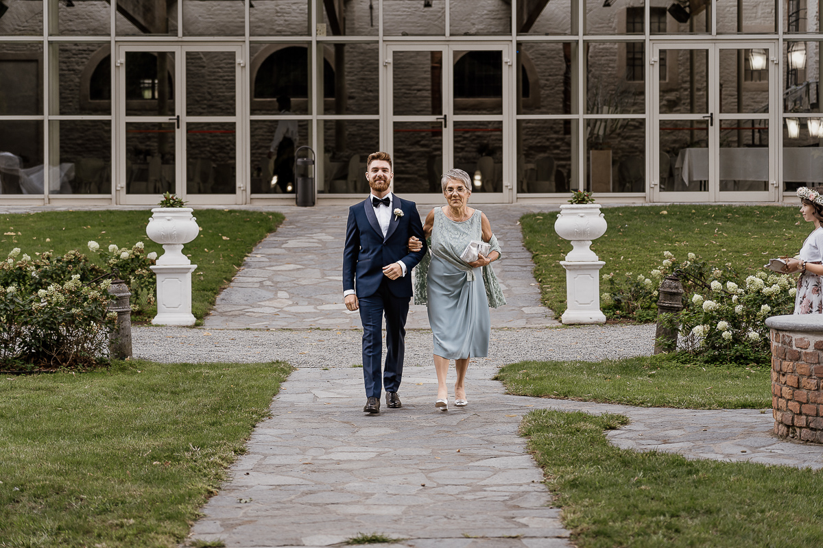 Castello dei Solaro, matrimonio di Noemi e Pietro. Cerimonia.Entrata dello sposo con la mamma.