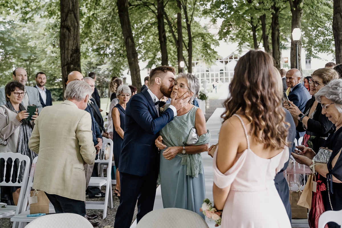 Castello dei Solaro, matrimonio di Noemi e Pietro. Cerimonia. Sposo bacia la mamma.