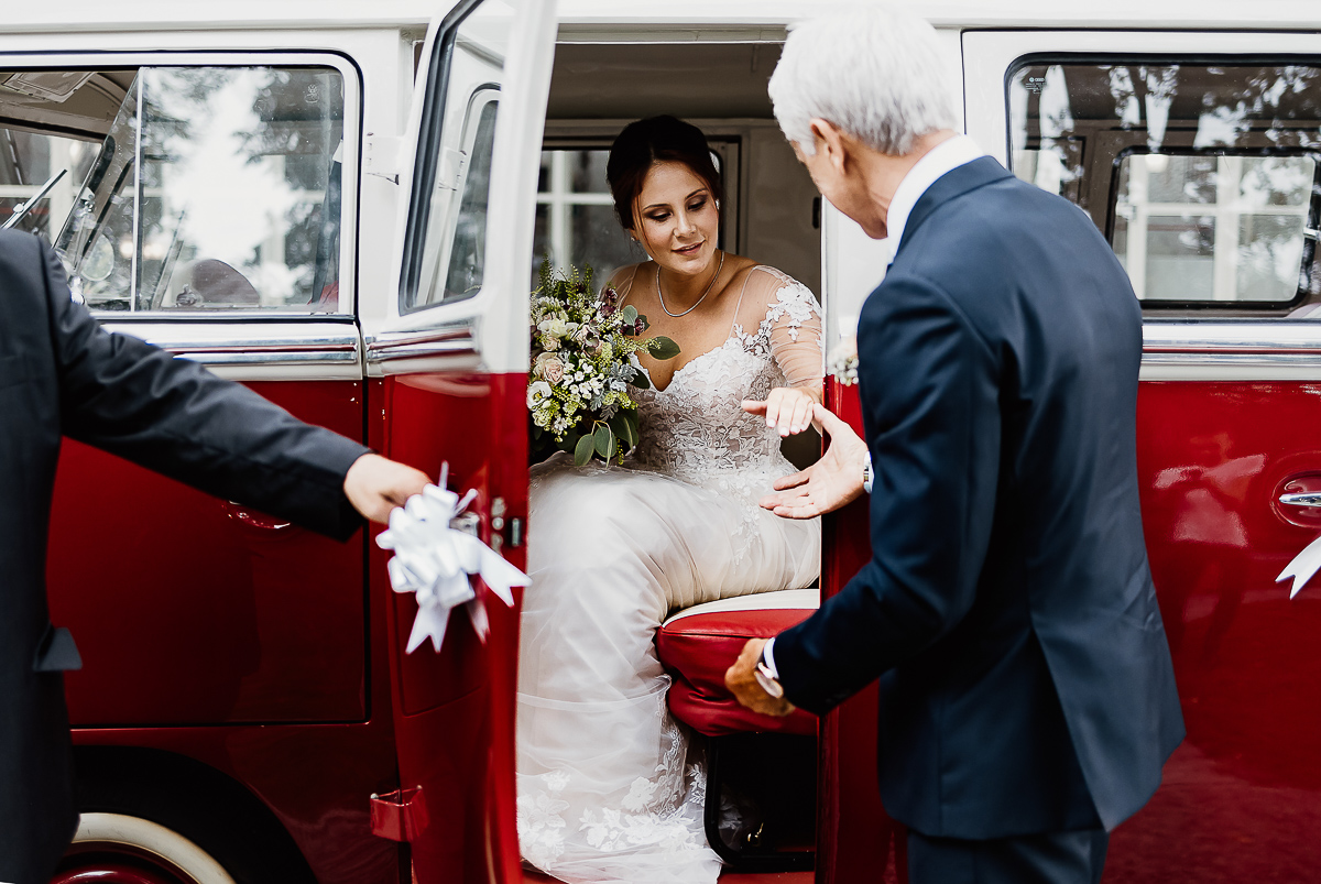 Castello dei Solaro, matrimonio di Noemi e Pietro. Cerimonia. Arrivo della sposa. Sposa scende dal Van Wolkswagen rosso