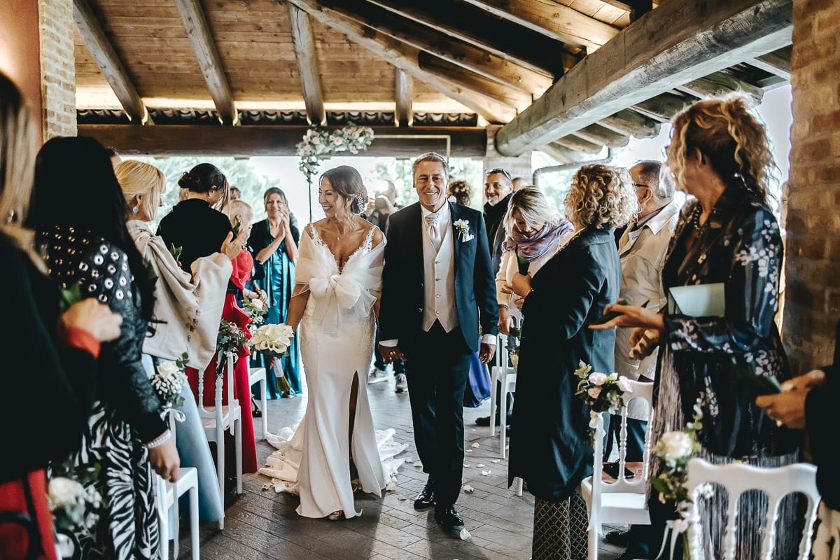 Matrimonio a "La Madernassa" nelle Langhe sotto la pioggia. Cerimonia. Uscita degli sposi.